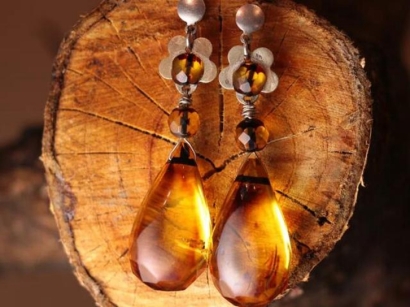 廣州白云機(jī)場進(jìn)口烏克蘭琥珀原石報關(guān)費用代理案例